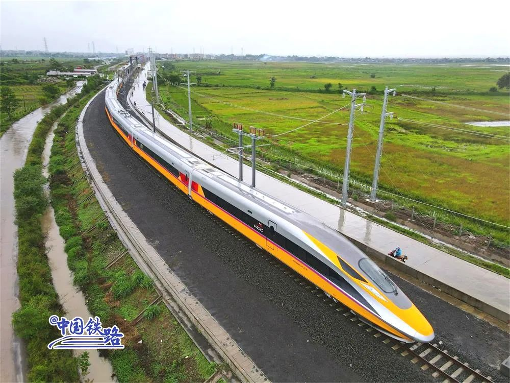 中印尼合作建設的雅萬高鐵試驗運行圓滿成功